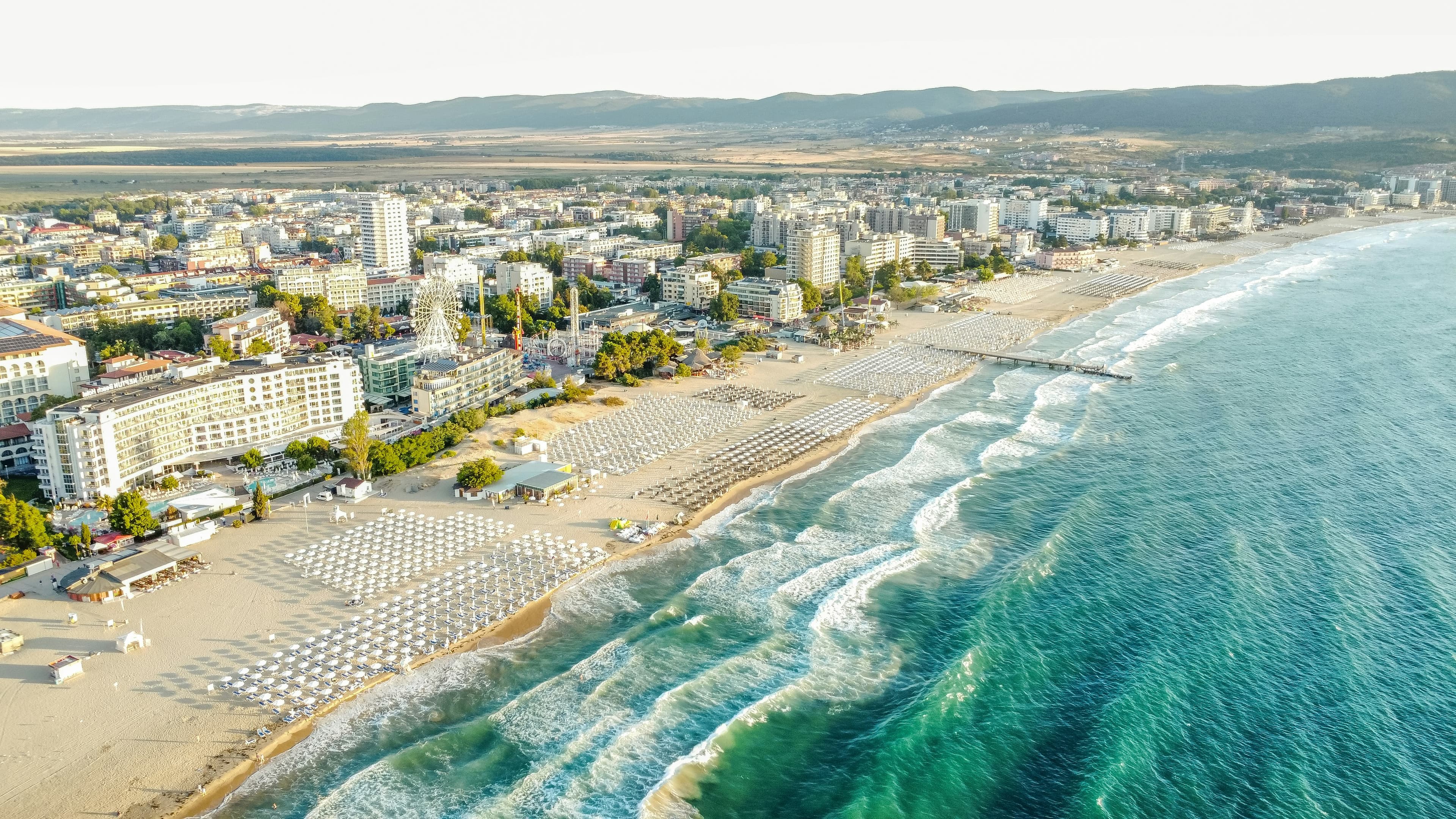 Słoneczny Brzeg z lotu ptaka — plaża i Morze Czarne
